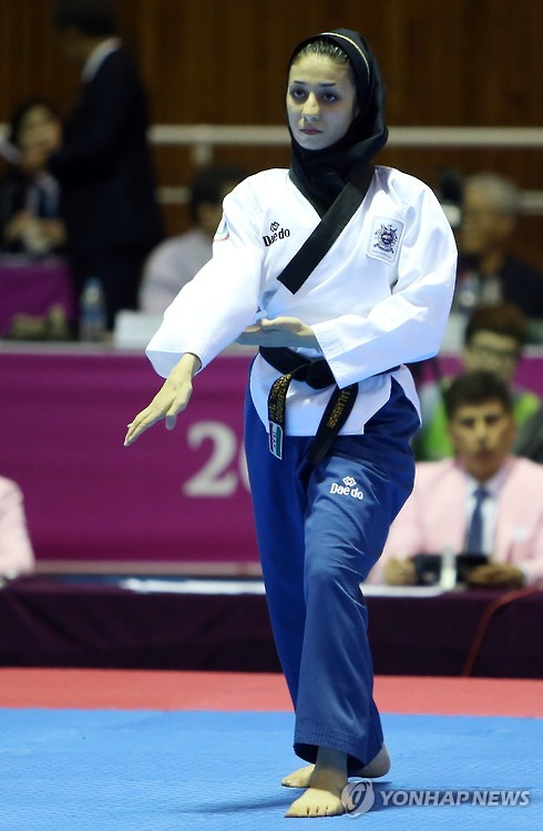 히잡을 쓰고 국제경기에 참가한 이란 선수. 사진=연합뉴스 제공