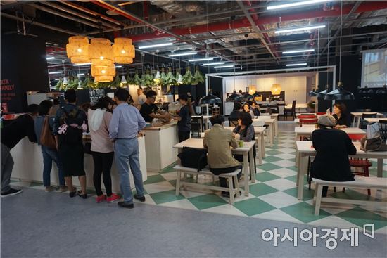1일 서울 영등포구 타임스퀘어에서 이케아의 '헤이집밥' 행사가 한창이다.
