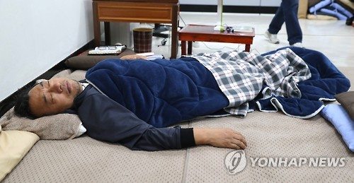 단식 일주일을 맞은 새누리당 이정현 대표가 2일 오후 국회 당 대표실에서 누워 있다. 이 대표는 거동과 대화가 불편할 정도로 활력이 떨어진 상태다. 