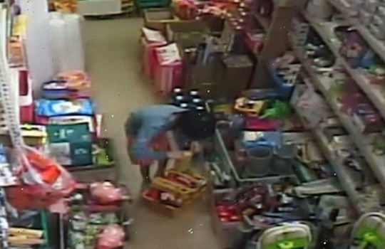아빠와 새엄마의 학대와 감금에서 탈출한 뒤 슈퍼에서 먹을 것을 담고 있는 피해 아동. 사진=해당 슈퍼 CCTV 화면 캡쳐