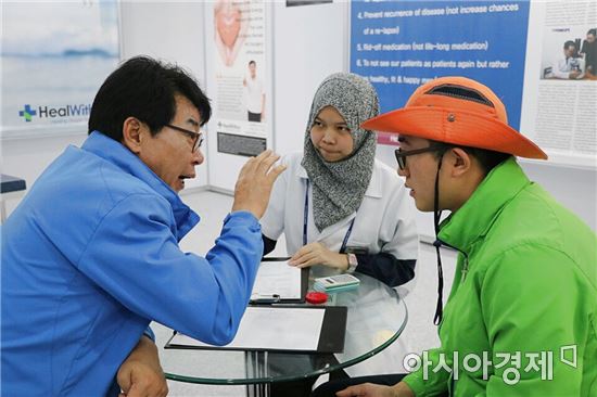 김성 장흥군수가 국제관에서 대화를 하고있다.