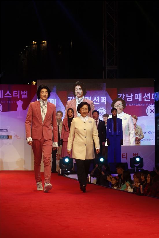신연희 강남구청장이 1일 오후 6시 30분 서울 강남구 압구정로데오거리에서 열린 ‘강남 패션페스티벌 개막식’에서 워킹 퍼포먼스를 하고 있다.

