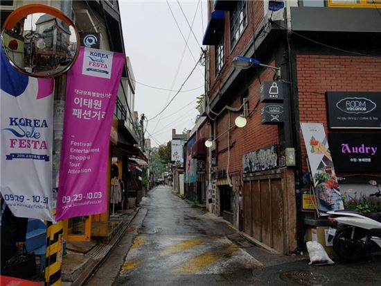 2일 오후 서울 용산구에 위치한 이태원 패션거리는 방문객들이 없어 스산한 분위기를 자아냈다.