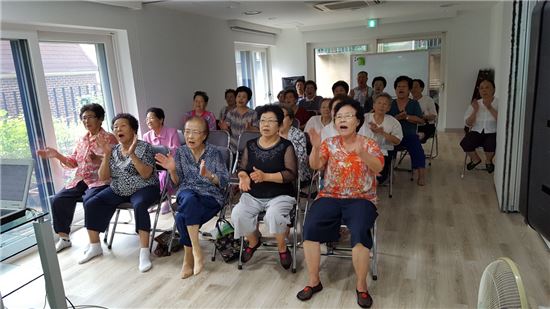 금천구 경로당 변신...노래교실, 영화상영 