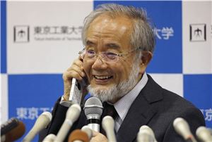 [포토]"일본인의 긍지"…아베와 통화중인 '노벨상' 오스미 교수