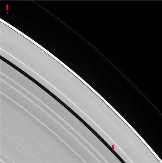 ▲카시니 호가 토성의 작은 위성인 판(오른쪽 아래)과 아틀라스(왼쪽 위)를 포착했다.[사진제공=NASA]