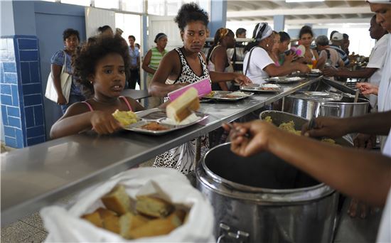 ▲초강력 허리케인 매튜를 피해 쿠바 주민들이 3일(현지시간) 대피소에 모여 식사를 하고 있다. (사진=AP연합뉴스)