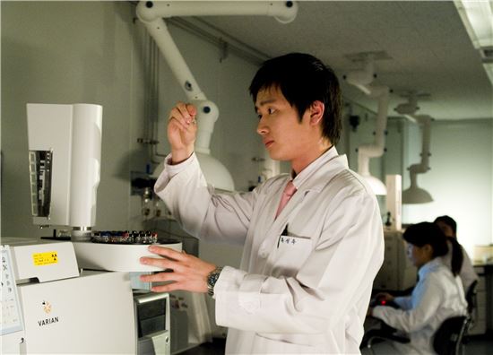 국제공인시험기관(KOLAS)을 인정받은 KGC인삼공사의 연구원들이 홍삼의 진세노사이드 성분을 분석하고 있는 모습. 
