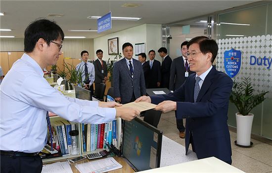 이동호 현대백화점면세점 대표(사진 오른쪽)가 4일 오전 서울 강남구 논현동에 위치한 관세청 서울본부세관을 직접 방문해 '서울지역 시내면세점 특허신청서'를 제출하는 모습. 