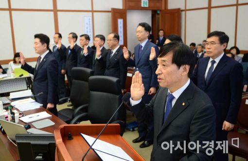 [포토]증인선서하는 이주열 한국은행 총재 