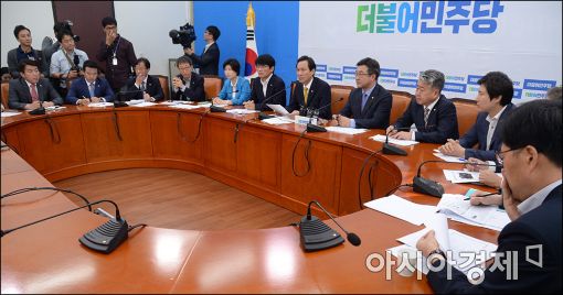 민주당 "금수저 특혜 의혹, 이대 총장 사임으로 끝날 일 아니다"