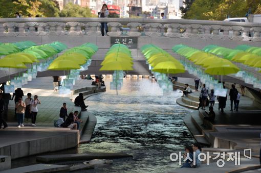 [포토]반짝 늦더위 청계천으로 대피