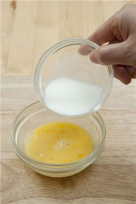 1. 달걀은 곱게 풀어 우유 1/4컵과 소금을 넣어 골고루 푼다.