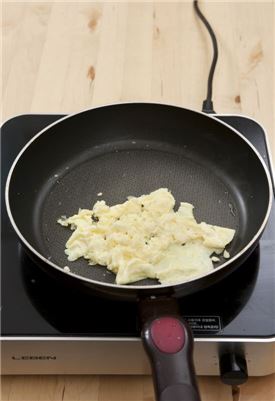 5. 팬에 올리브오일을 두르고 ①의 달걀물을 넣어 스크램블 하듯 볶다가 달걀이 반쯤 익으면 그 위에 볶은 채소와 버섯을 넣은 후 모차렐라 치즈를 듬뿍 뿌린다. 
