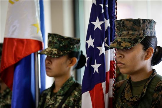 [포토] '이번이 마지막?' 함께 선 미국·필리핀 국기  