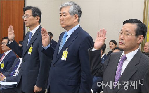 [포토]증인선서하는 조양호 한진그룹 회장