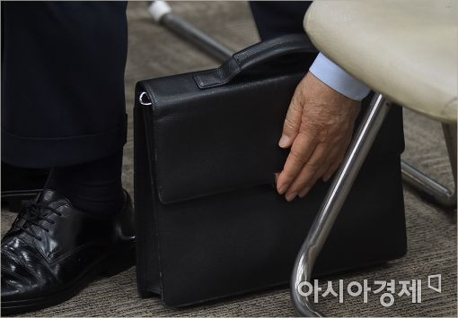 [포토]007가방 들고온 조양호 회장