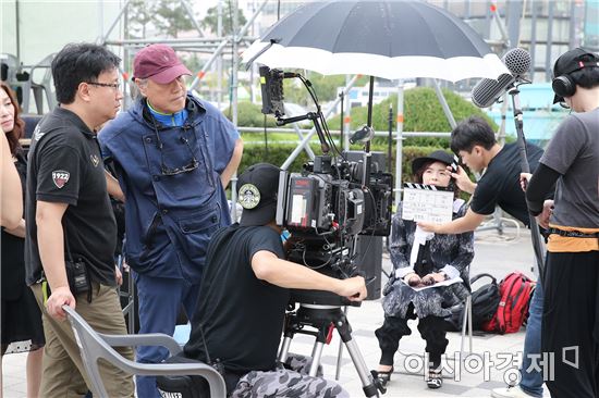 한국 영화계의 거장 이장호 감독이 충장축제 기간 동안 충장로를 배경으로 여성들의 꿈과 도전을 담은 웹 시리즈 영화 ‘웰컴 투 충장로’를 촬영했다.