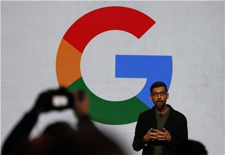 순다르 피차이 구글 최고경영자가 픽셀폰에 대해 소개하고 있다. (사진=EAP연합)