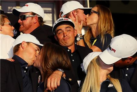애인이 없는 리키 파울러가 라이더컵 우승 직후 동료들의 키스 장면을 보며 익살스러운 표정을 짓고 있다. 
