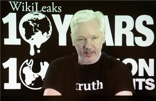 줄리언 어산지가 4일(현지시간) 독일 베를린에서 열린 위키리크스 10주년 기념 행사에 영상으로 등장해 힐러리 클린턴 관련 폭로를 예고하고 있다. (사진=EPA연합)