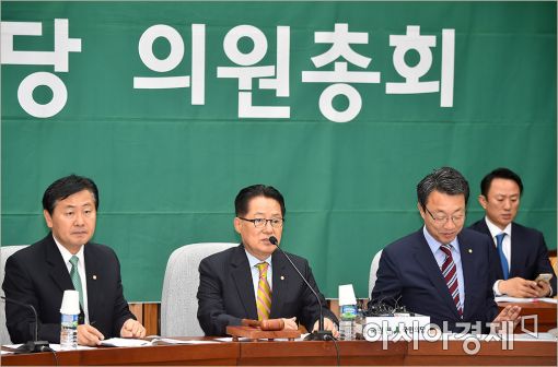 巨野, 禹수석 출석 총공세…"패스트트랙 만지작"