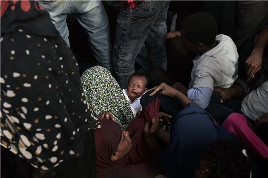 [포토]난민 보트에서 구조를 기다리고 있는 아기