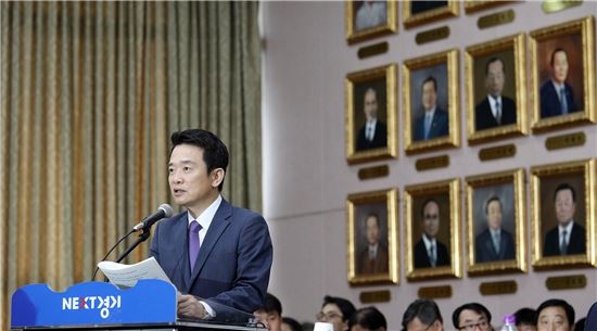 남경필 경기지사가 국회 국정감사에 출석해 답변하고 있다. 