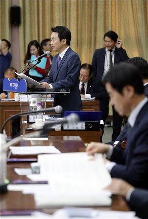 남경필 경기지사가 국회 국정감사에 출석해 답변하고 있다.