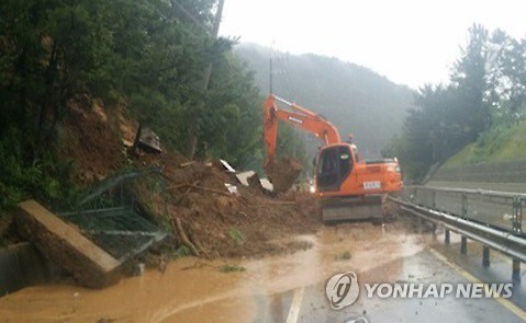 창원터널 산사태 발생, 통영-대전고속도로 통영방향 1차로 개통…복구작업 진행 중