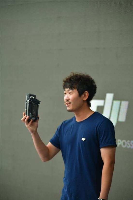 5일 DJI 신제품 발표 행사에서 문태현 DJI 코리아 법인장이 신제품 '매빅 프로'를 들고 설명하고 있다.