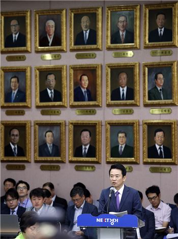 남경필 경기지사가 국회 국정감사에 출석해 답변하고 있다. 