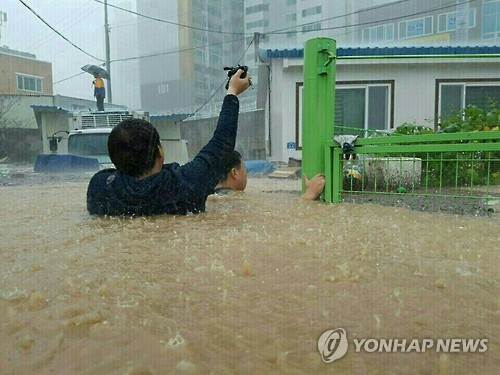 5일 태풍 '차바'의 영향으로 물에 잠긴 울산 시내 / 사진=연합뉴스