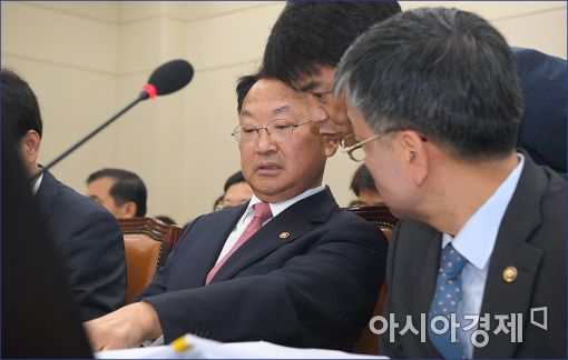 [포토]보고 받는 유일호 부총리