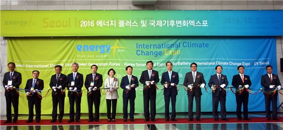 [포토]신연희 강남구청장, 국제 기후변화 엑스포 참석