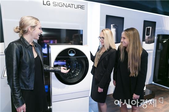 ▲미국 뉴욕 록펠러센터에 마련된 'LG 시그니처 갤러리'에서 고객들이 'LG 시그니처' 제품을 살펴보고 있다.(제공=LG전자)