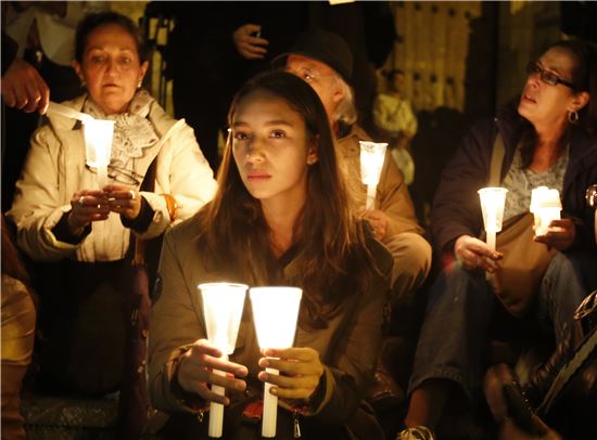 [포토]콜롬비아 여대생 촛불 시위…"평화를 지켜주세요"
