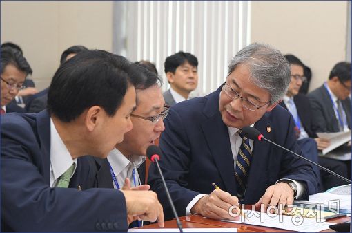 [포토]보고 받는 임종룡 금융위원장