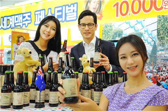6일 홈플러스강서점에서 다니엘 킴 호주 퀸즐랜드 주정부 한국대표와 모델들이 호주 바가라크래프트 맥주를 선보이고 있다. 
