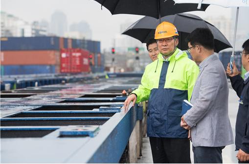 홍순만 코레일 사장이 지난달 30일 오후 부산진역을 방문해 컨테이너 화물열차 등 물류 수송현황을 점검하고 직원들을 격려했다. 