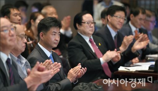 [포토]박수 치는 노건호 씨
