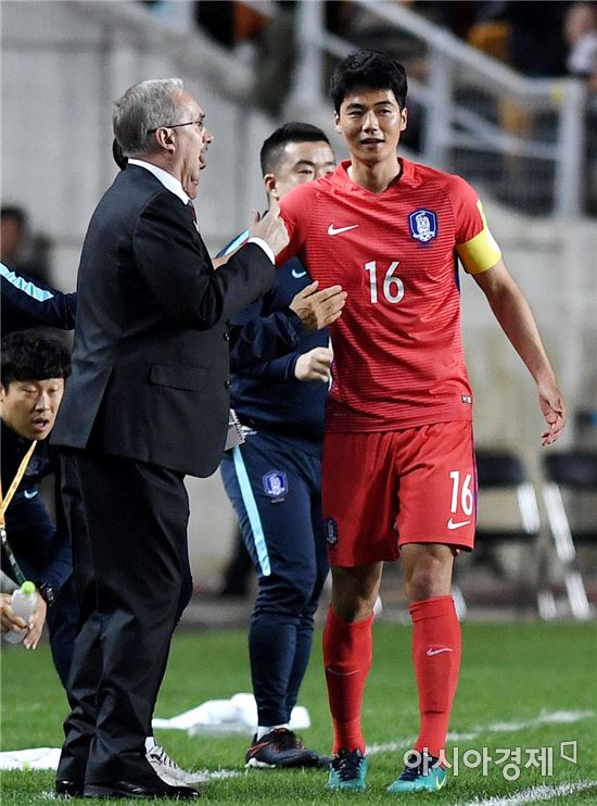 [한국-이라크] 정통과 변형을 오간 슈틸리케호 스리백, 소득 없었다