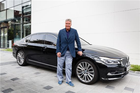 BMW코리아가 오는 10월 6일까지 거스 히딩크 감독에게 공식 의전 차량을 제공한다고 밝혔다.
