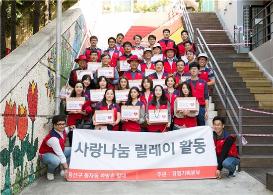 봉사활동에 참가한 현대산업개발 직원들이 단체사진을 촬영하고 있다.(사진= 현대산업개발)
