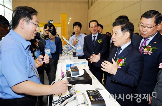 [포토]윤장현 광주시장, 시니어·의료산업 박람회 참석