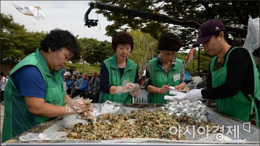 [포토]"한방주먹밥을 만들어요"