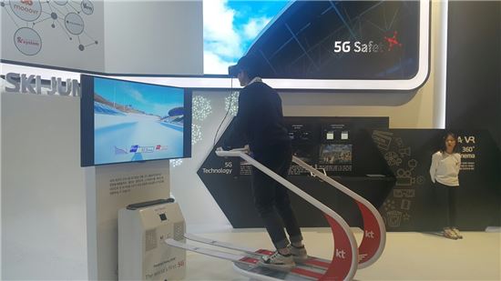 7일 코리아VR페스티벌 KT 부스에서 한 남성이 VR로 스키점프를 체험하고 있다.