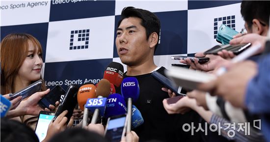 [포토]귀국 인터뷰하는 강정호