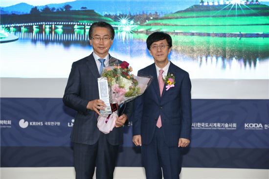 김영종 종로구청장(왼쪽)이 '2016 대한민국 도시대상' 시상식에서 국무총리상을 수상한 후 김경환 국토교통부 차관과 기념 촬영을 했다.
