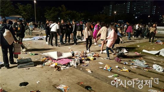 8일 오후 '서울세계불꽃축제'가 끝난 뒤 여의도 한강공원 일대에 쓰레기가 쌓여있다.